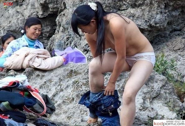 แอบถ่ายสาวเล็กสาวใหญ่กำลังแก้ผ้าอาบน้ำแร่ที่หลังภูเขาเห็นนมชัดแจ่มแจ๋วจัดไปสำหรับคอหื่นทั้งหลาย